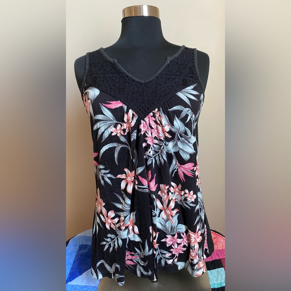 Women’s Floral Lace Sleeveless Top Warehouse One - Size Small